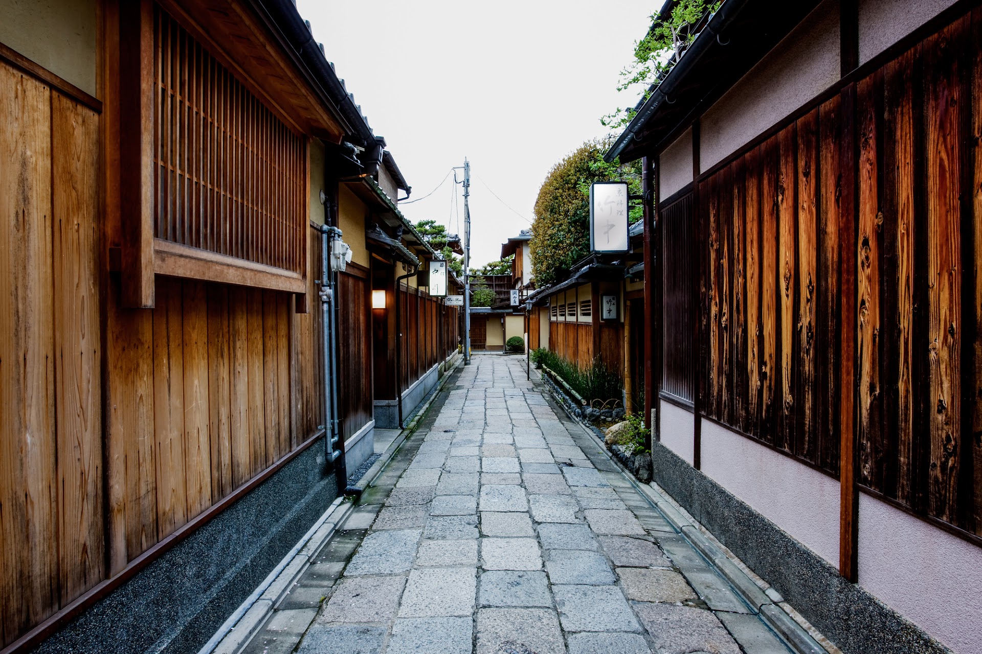 Sowaka, Higashiyama: el hotel que se esconde entre los adoquines de Kyoto al atardecer