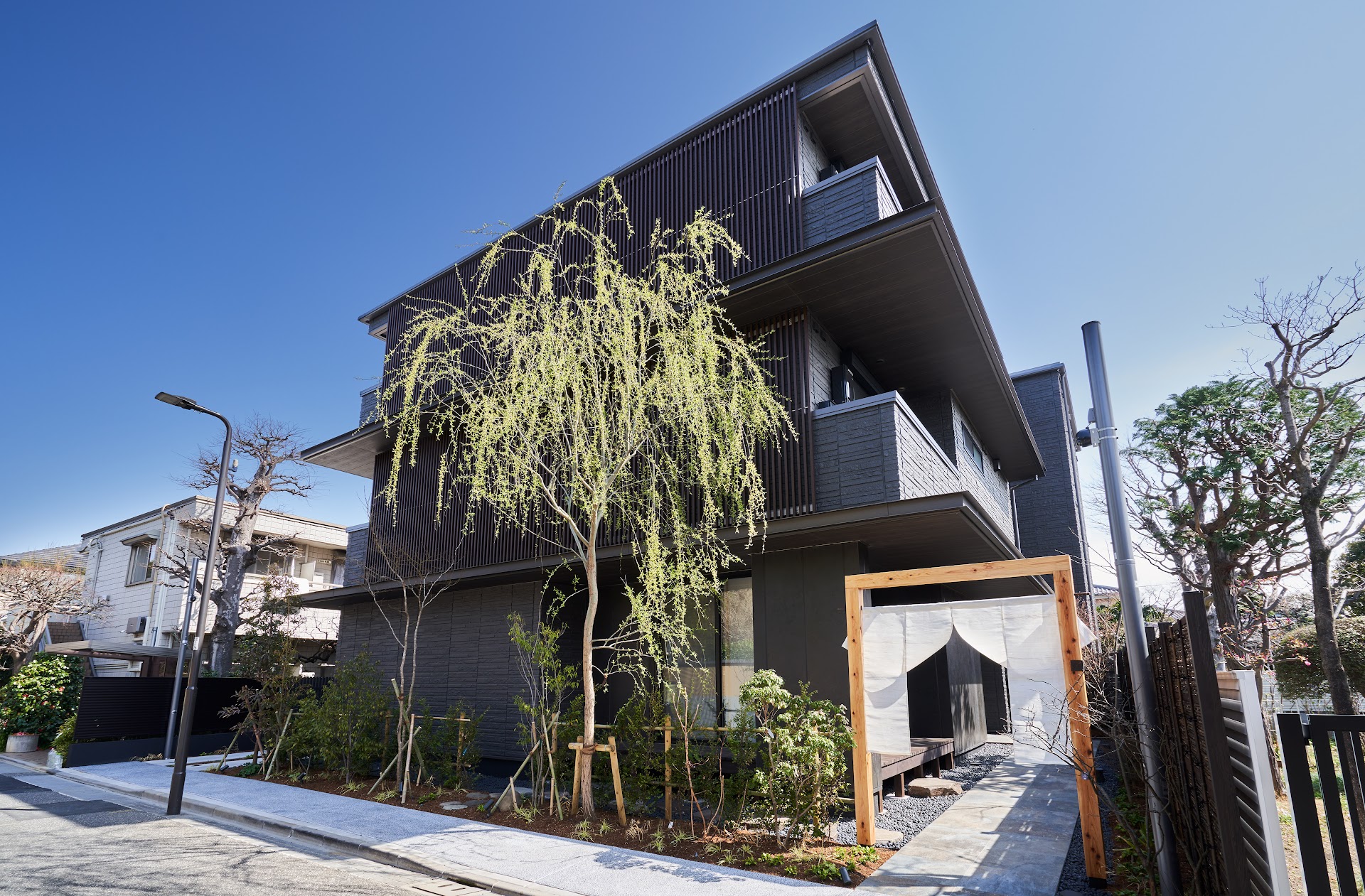 El hotel escondido en el barrio de Tokio que olvidó modernizarse (y por eso vale cada yen)
