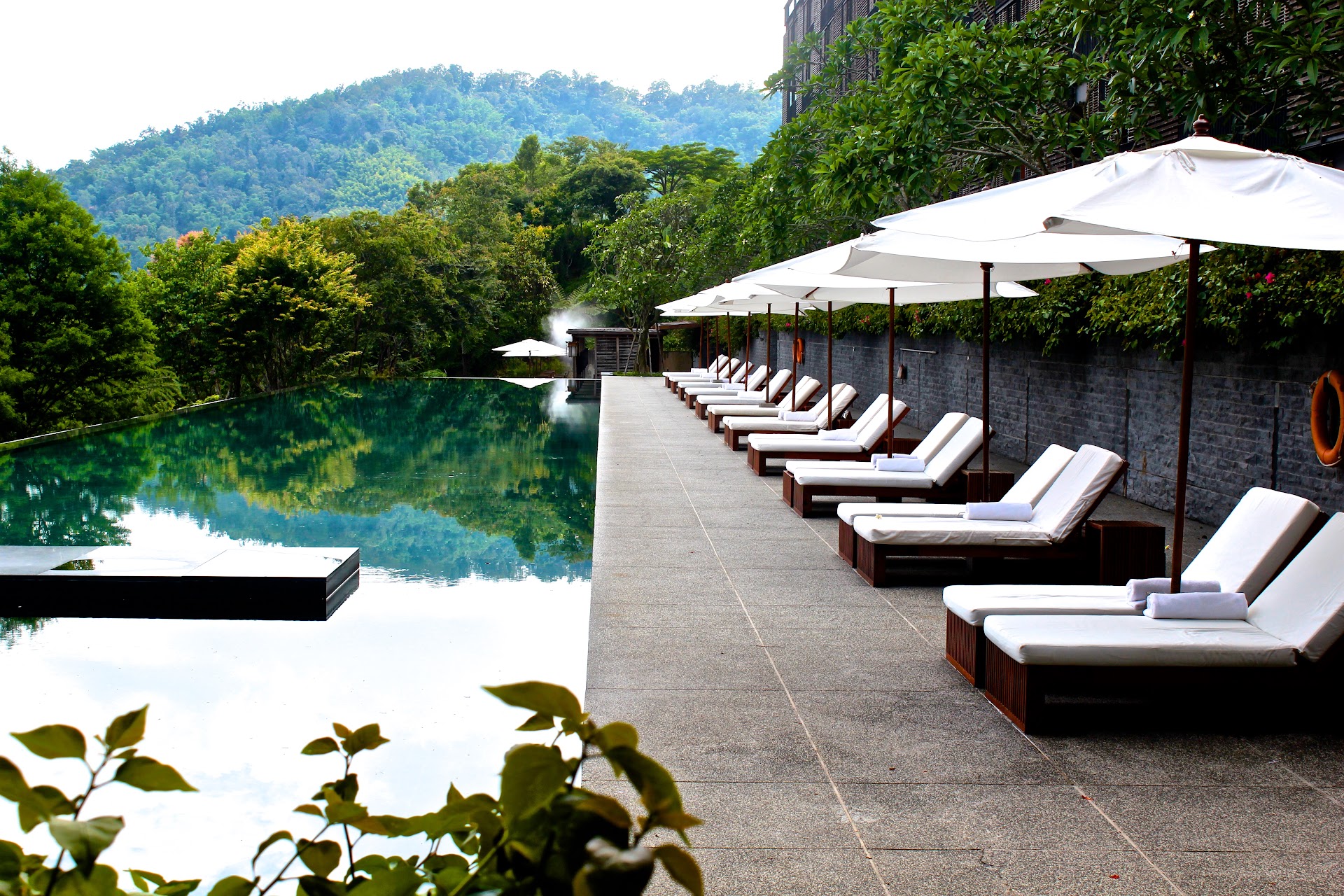 The Lalu, Sun Moon Lake al amanecer: el hotel que desaparece entre el lago y la niebla
