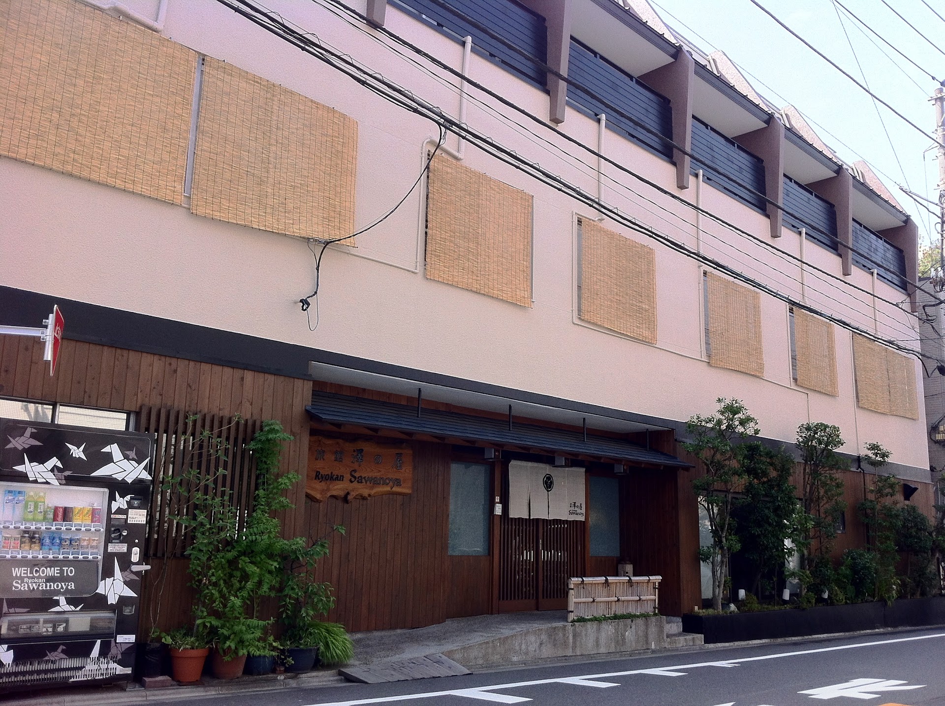 El hotel escondido en el barrio de Tokio que olvidó modernizarse (y por eso vale cada yen)