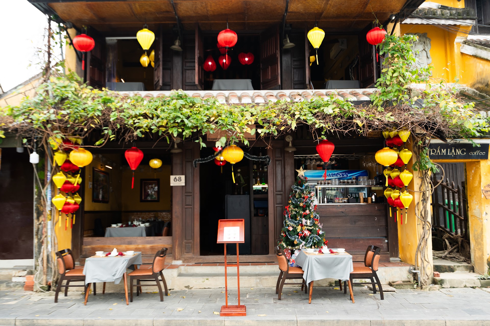 Hoi An al caer la noche: el Anantara Resort donde los faroles lo transforman todo
