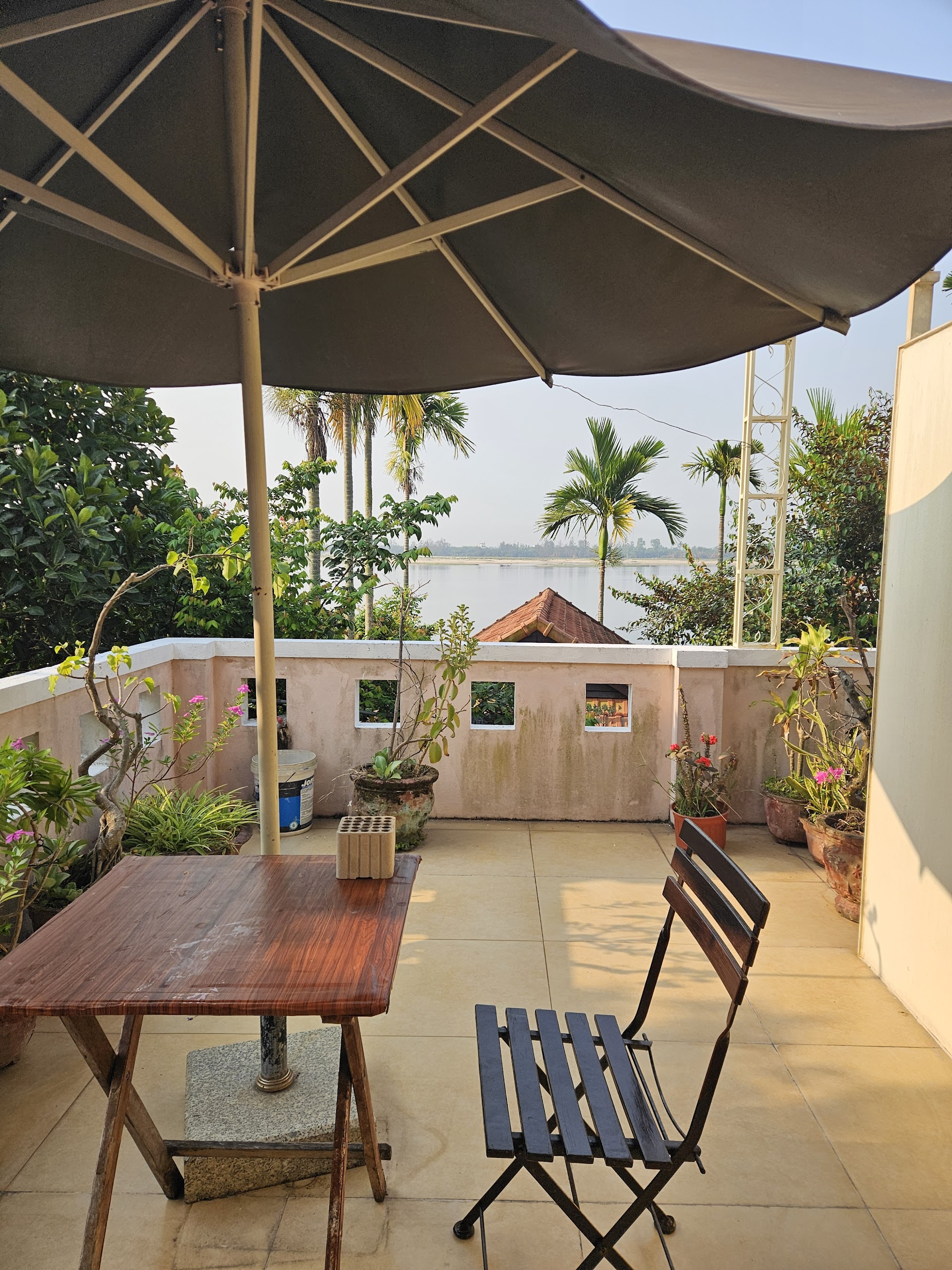 El hotel de Hoi An que parece una casa secreta: paredes antiguas, patio con jazmín y ningún turista lo conoce